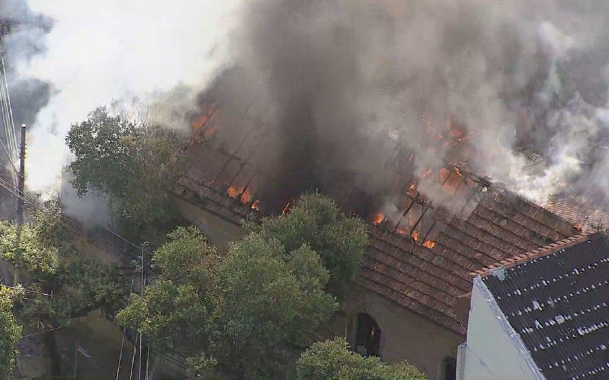 Um inc&ecirc;ndio atingiu casar&atilde;o em Niter&oacute;i, na Regi&atilde;o Metropolitana do Rio

