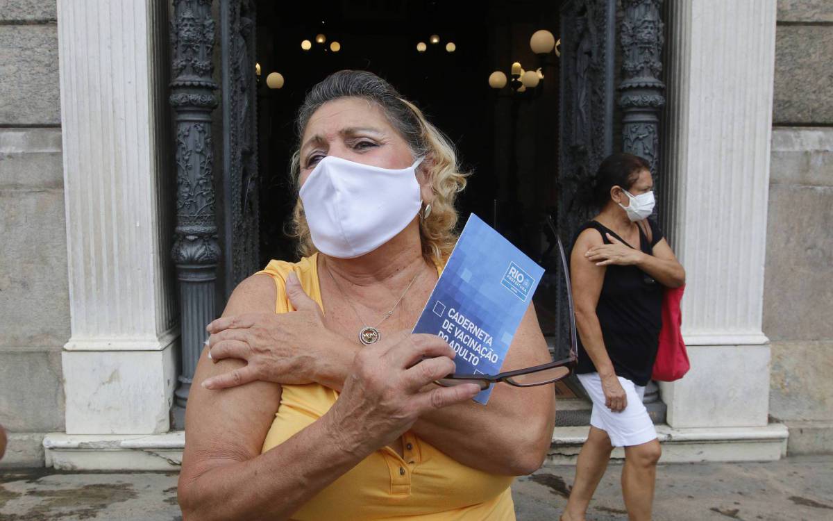 Geral - Vacina&ccedil;ao contra covid-19, no Museu da Republica, no Catete, zona sul do Rio. Na foto, Rogeria Gomes da Silva.