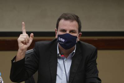 'Estão querendo gastar onda conosco', brinca Paes sobre corrida da vacina