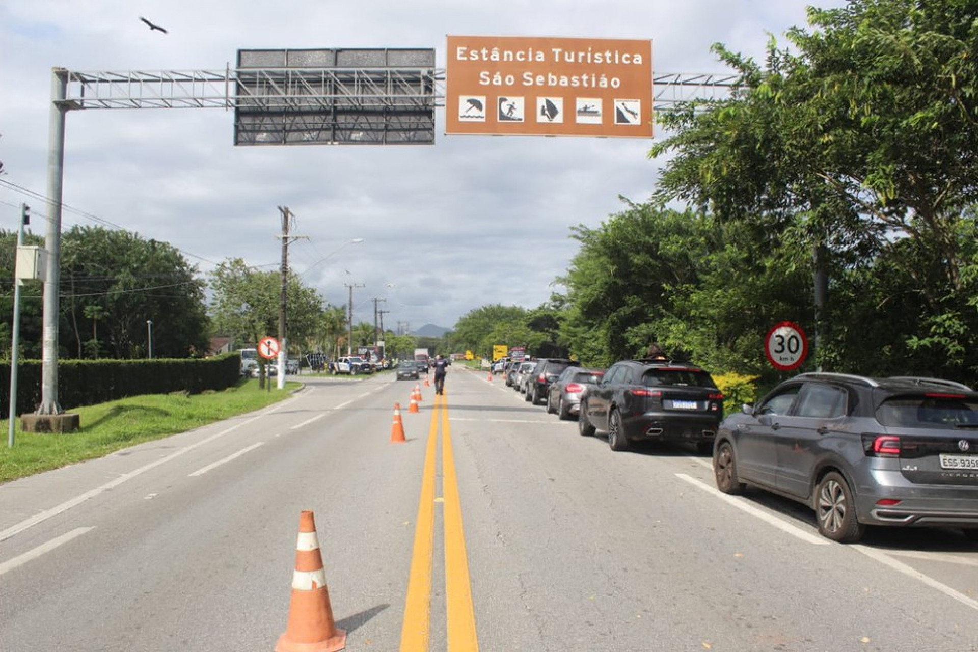 Ap&oacute;s teste positivo de covid, turista fura bloqueio e &eacute; perseguida