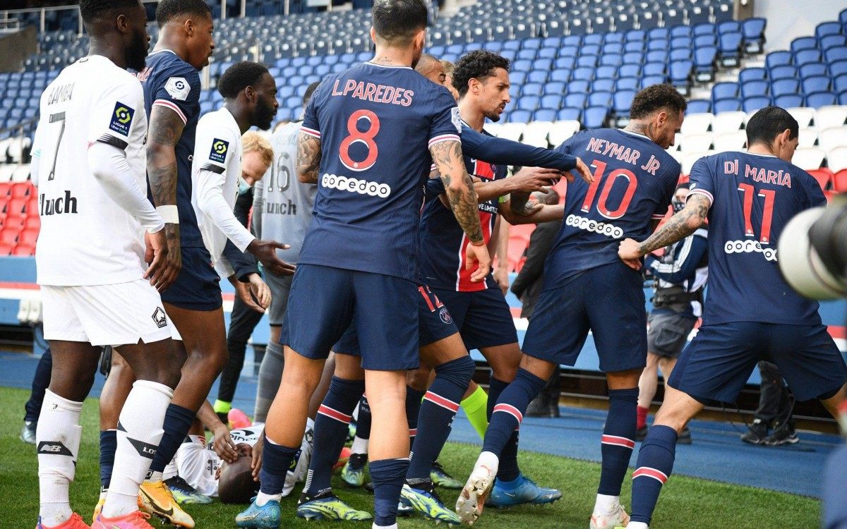 Neymar foi expulso na partida do PSG contra o Lille Neymar foi expulso na partida do PSG contra o Lille
