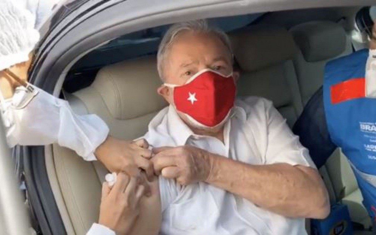 Ex-presidente Lula recebeu a segunda dose da CoronaVac neste s&aacute;bado
