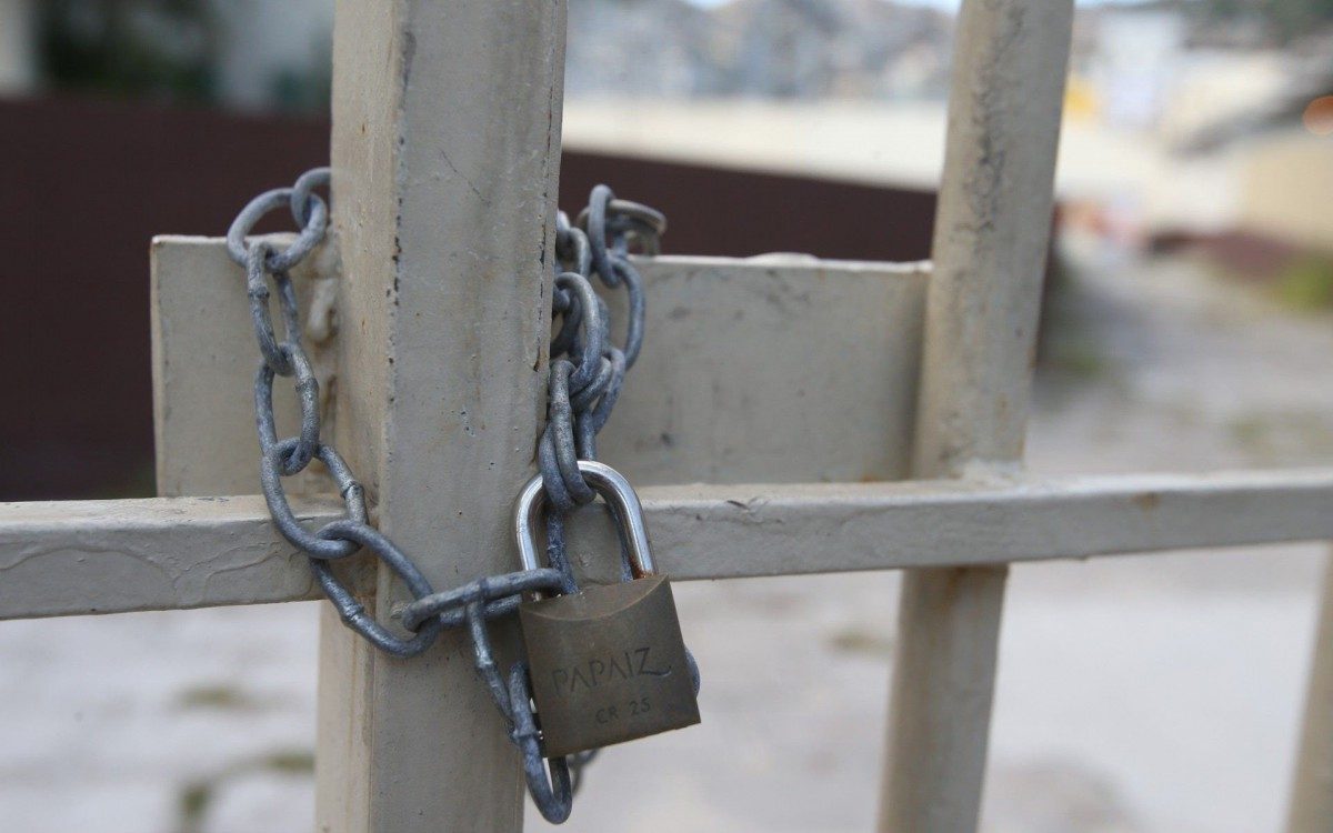 Centro de Imagem da Prefeitura na Rocinha. Caso dos TOmógrafos que estão desligados, além do local estar fechado com cadeado.