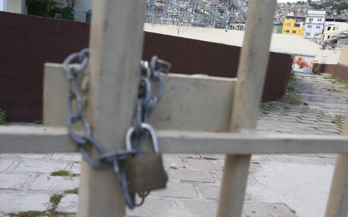 Centro de Imagem da Prefeitura na Rocinha. Caso dos TOmógrafos que estão desligados, além do local estar fechado com cadeado.