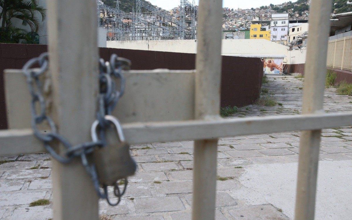 Portões trancados no acesso ao tomógrafo da Rocinha: exames interrompidos - Daniel Castelo Branco