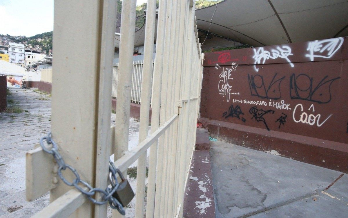 Centro de Imagem da Prefeitura na Rocinha. Caso dos TOmógrafos que estão desligados, além do local estar fechado com cadeado.