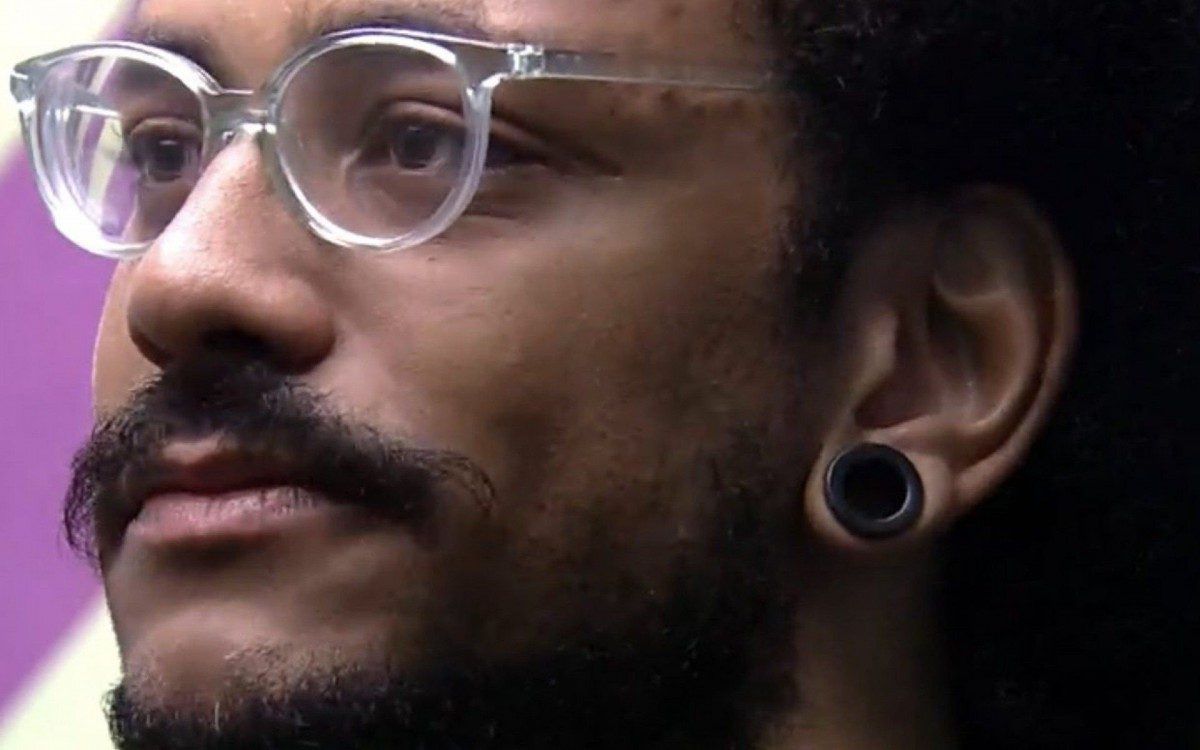 João chora após Rodolffo comparar seu cabelo a 'peruca do monstro'