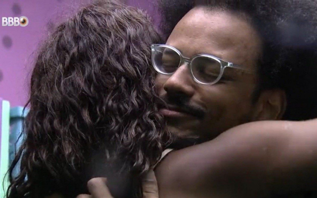 Jo&atilde;o &eacute; consolado por Camilla