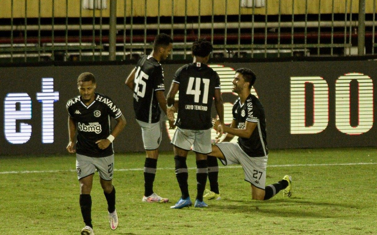 Tiago Reis marca seu segundo gol durante Vasco x Bangu, partida válida pelo Campeonato Carioca 2021, realizada no estádio Raulino Oliveira, localizado na cidade de Volta Redonda (RJ), neste sábado (03). - Nayra Halm/Estadão Conteúdo