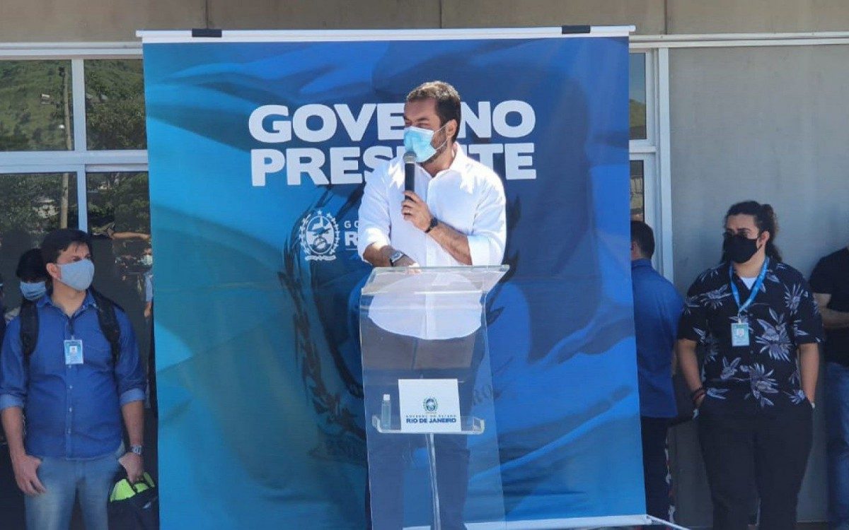 Cl&aacute;udio Castro esteve na inaugura&ccedil;&atilde;o acompanhado de uma comitiva