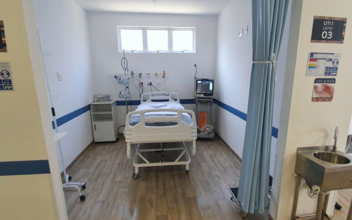 Cláudio Castro esteve na inauguração acompanhado de uma comitiva - Luciano Paiva/Jornal O Dia