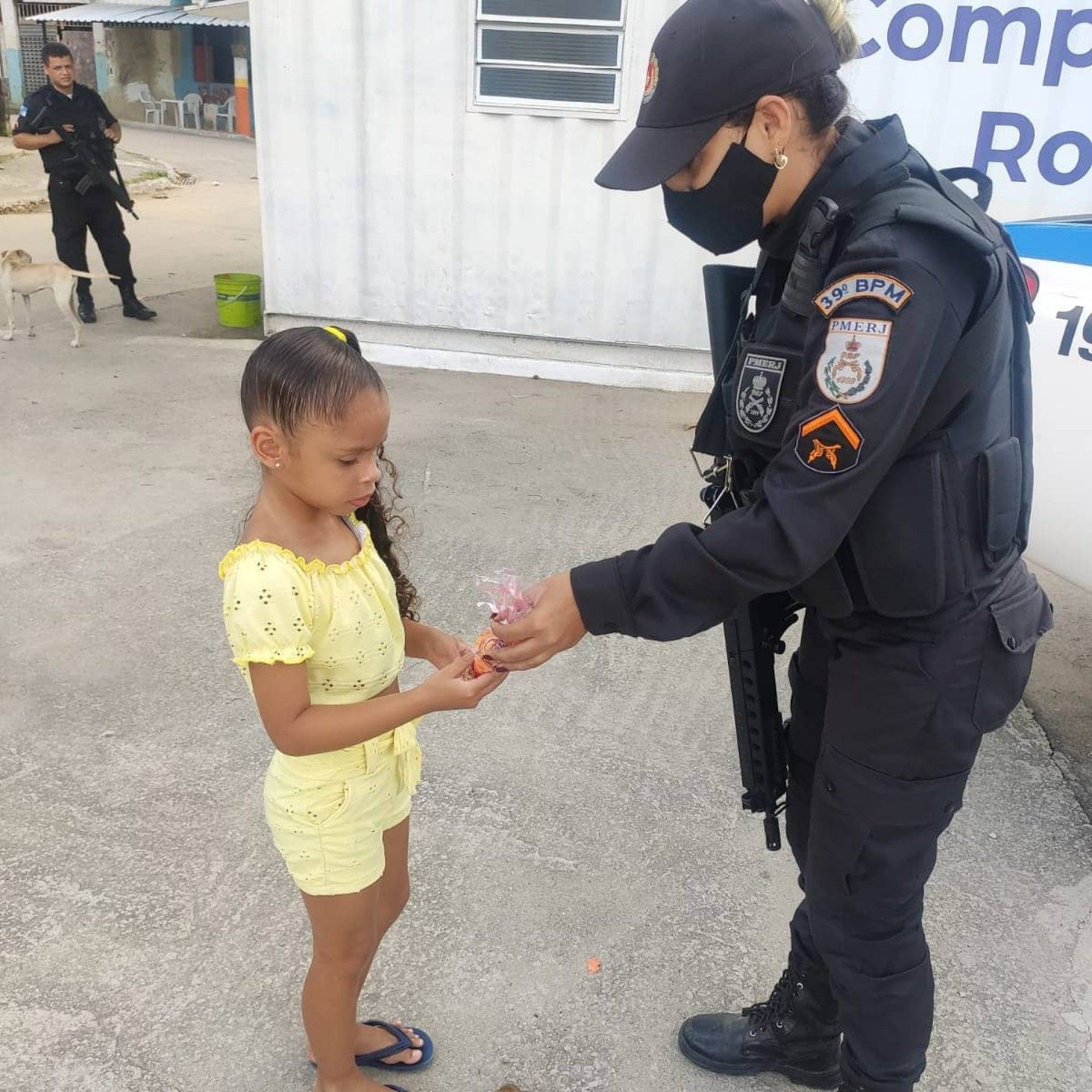 Os agentes distribuíram um total de 30 caixas de bombons para as crianças do Roseiral - Divulgação / PM
