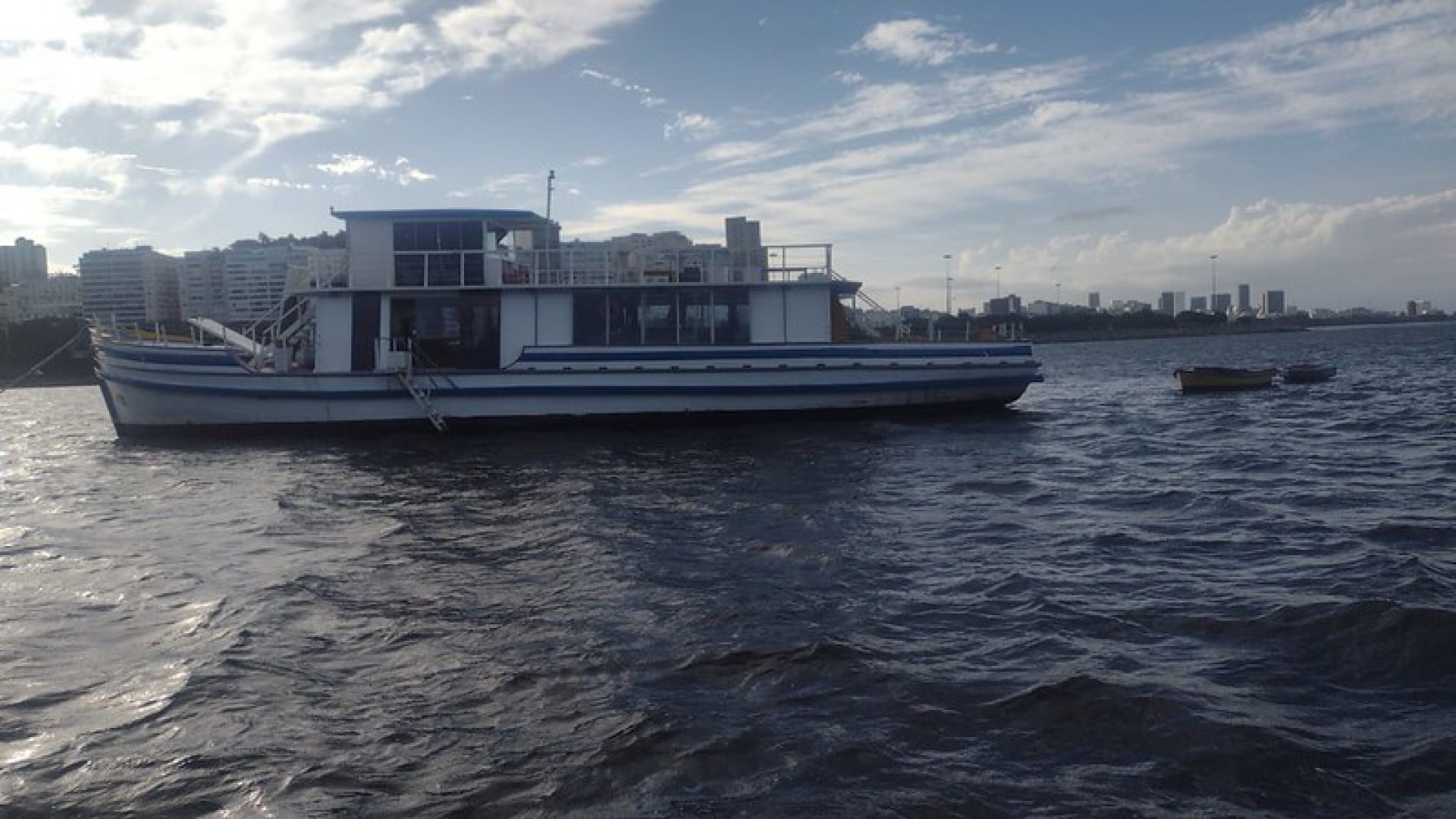 Prefeitura impede festa clandestina para 200 pessoas em barco na Urca