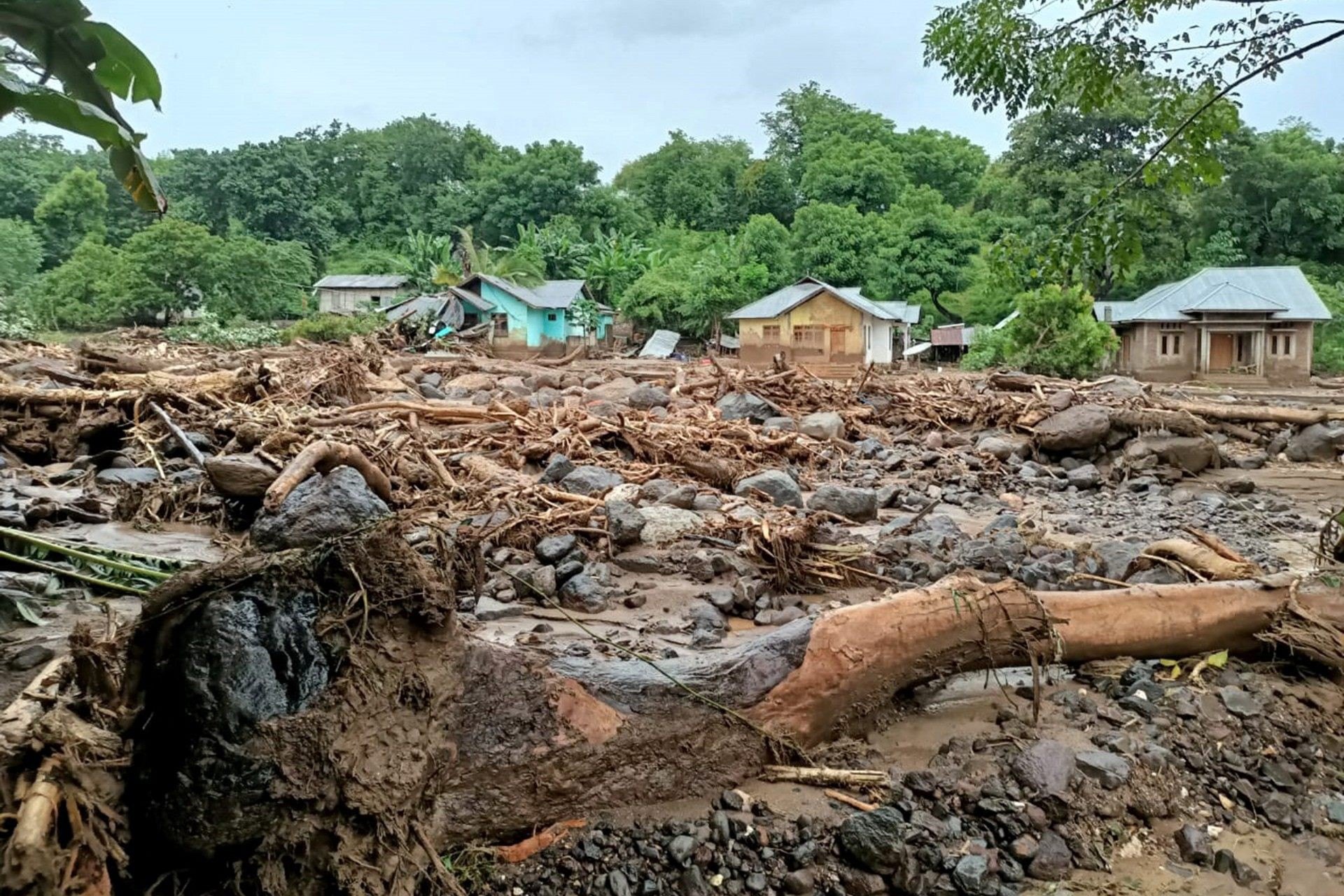 Dezenas de casas foram cobertas pela lama na Ilha de Flores, Indonésia - AFP