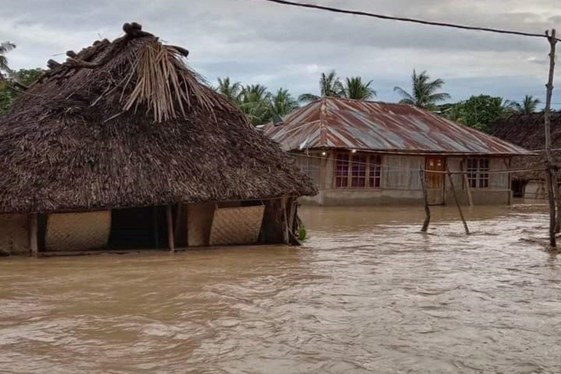 As chuvas torrenciais provocaram inundações em vários distritos da Ilha de Flores, na Indonésia - AFP
