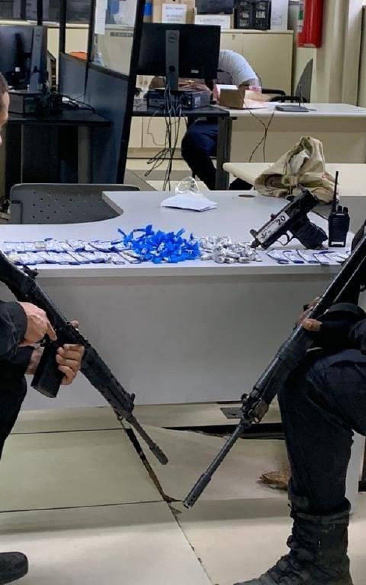 Os policiais apreenderam drogas e armas na opera&ccedil;&atilde;o no Barro Vermelho