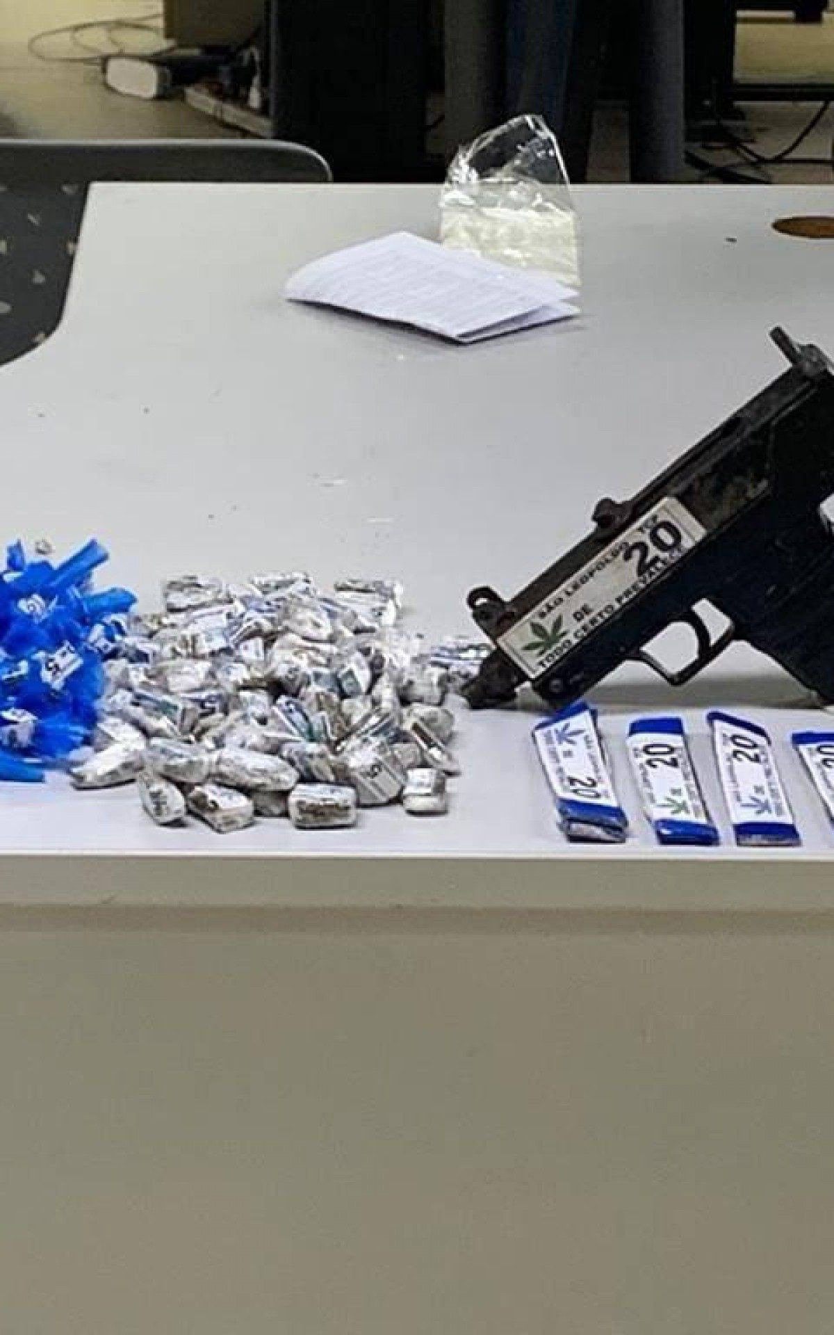 Foram apreendidas armas e drogas na opera&ccedil;&atilde;o em Belford Roxo