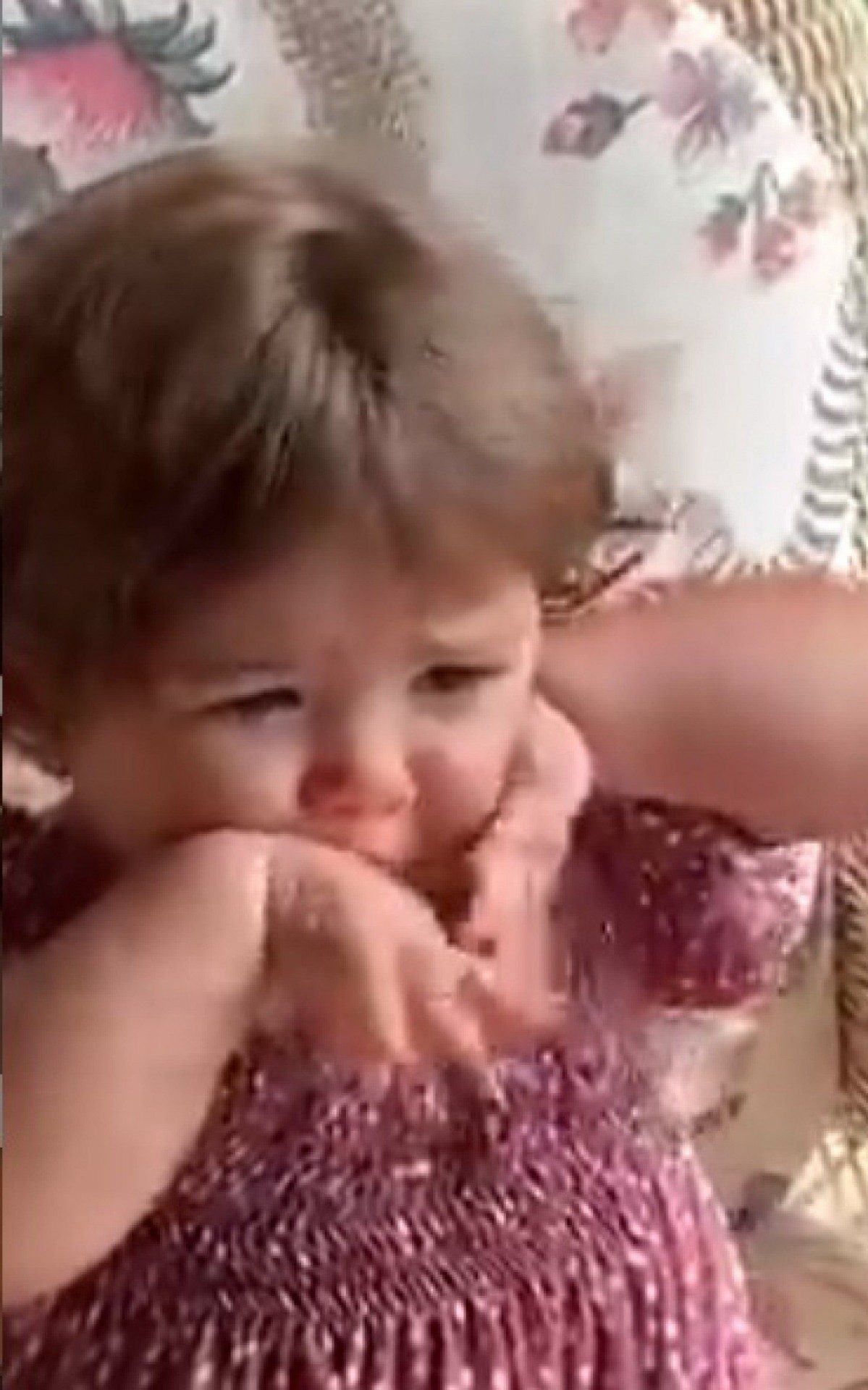 Filha de Tat&aacute; Werneck imitando o coelhinho