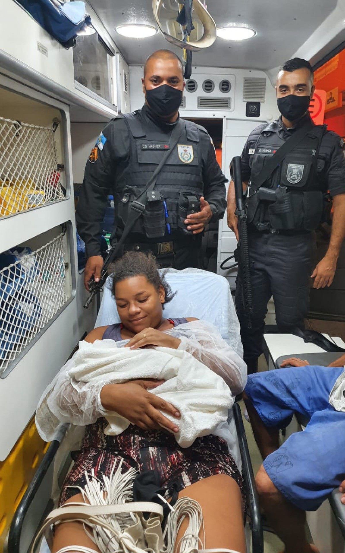 Beb&ecirc; nasce pelas m&atilde;os de policiais militares em Belford Roxo