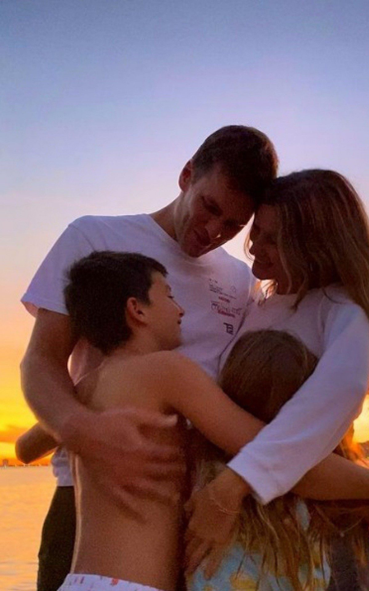 Gisele B&uuml;ndchen e Tom Brady com os filhos