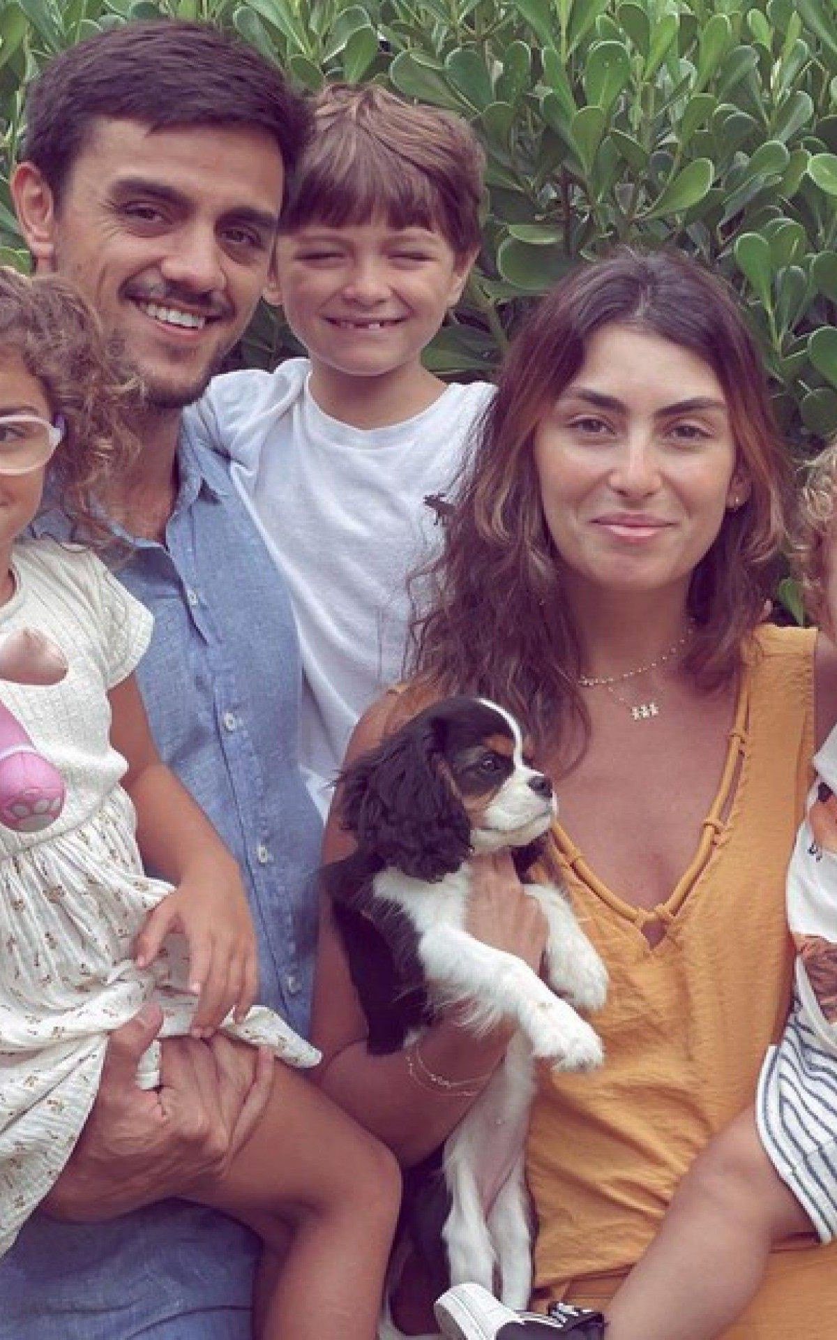 Felipe Simas e Mariana Uhlmann com os filhos
