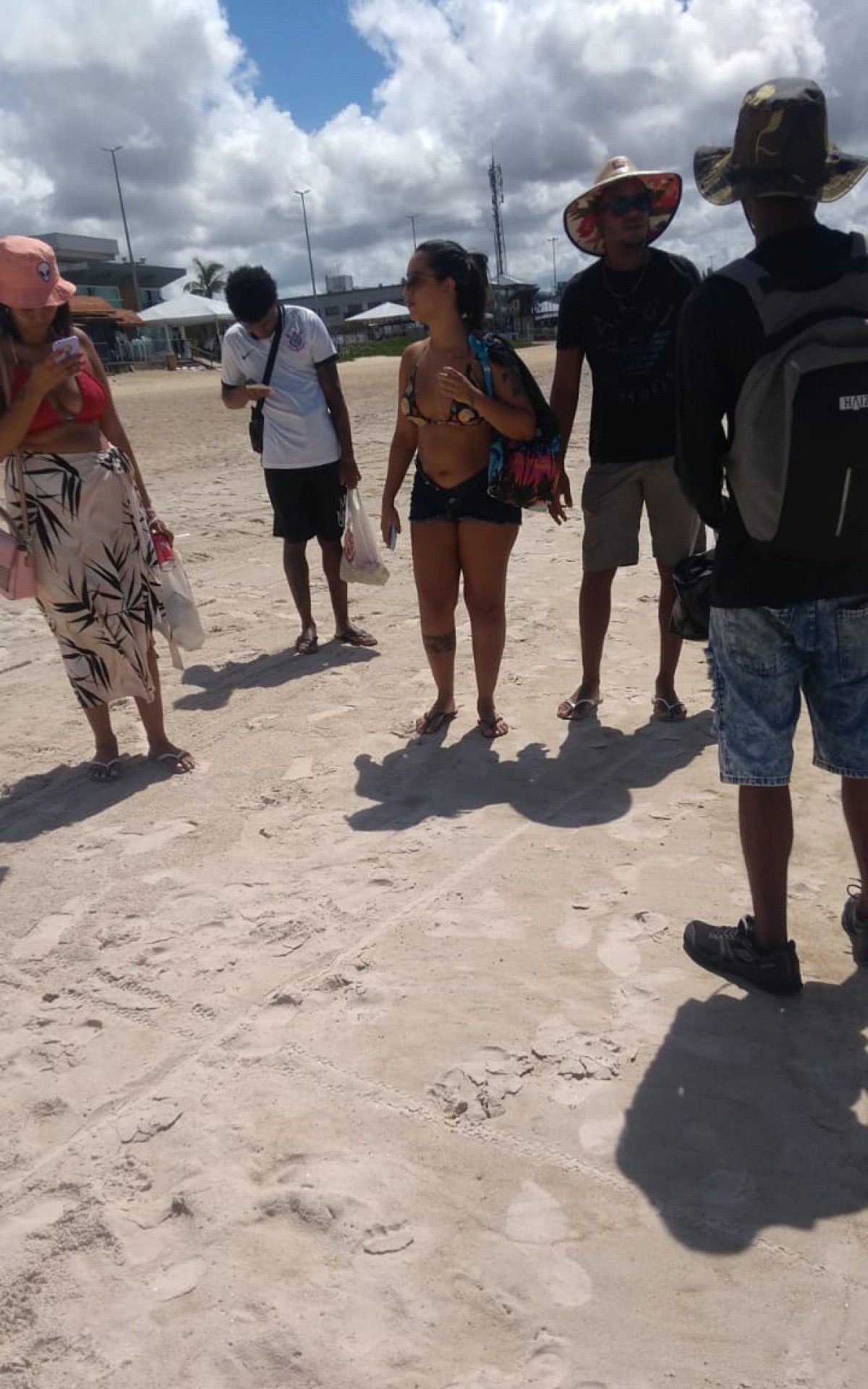 Muitos turistas se recusam a aceitar as medidas restritivas e tentam burlar os fiscais