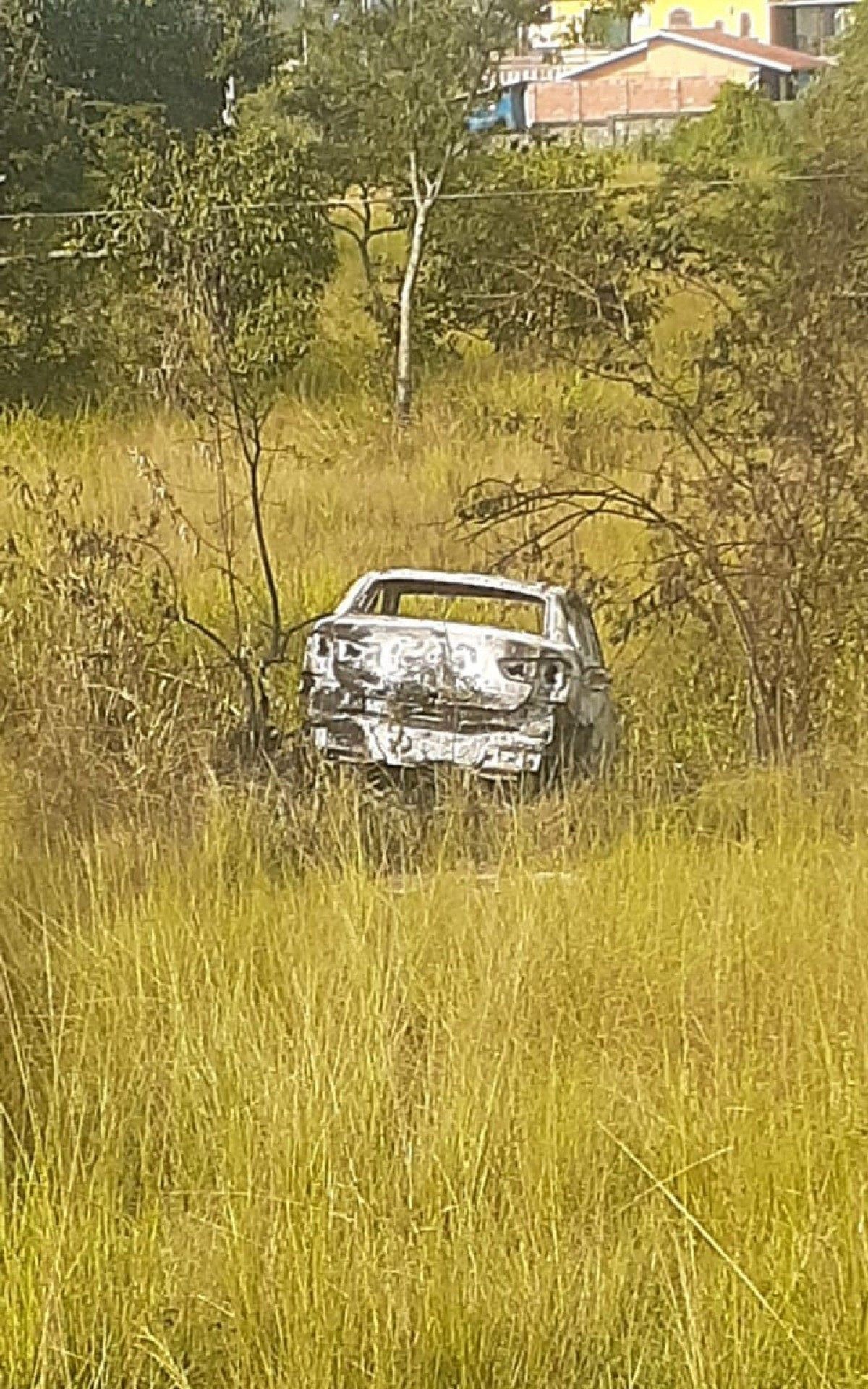 Corpo da v&iacute;tima foi encontrado carbonizado dentro do pr&oacute;prio ve&iacute;culo