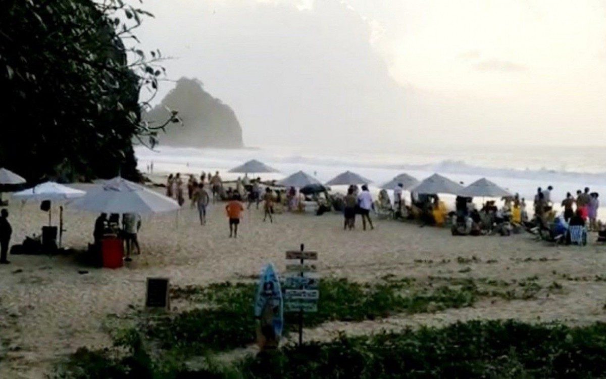 PM encerrou festa irregular com cerca de 50 pessoas na Praia do Bode, em Fernando de Noronha