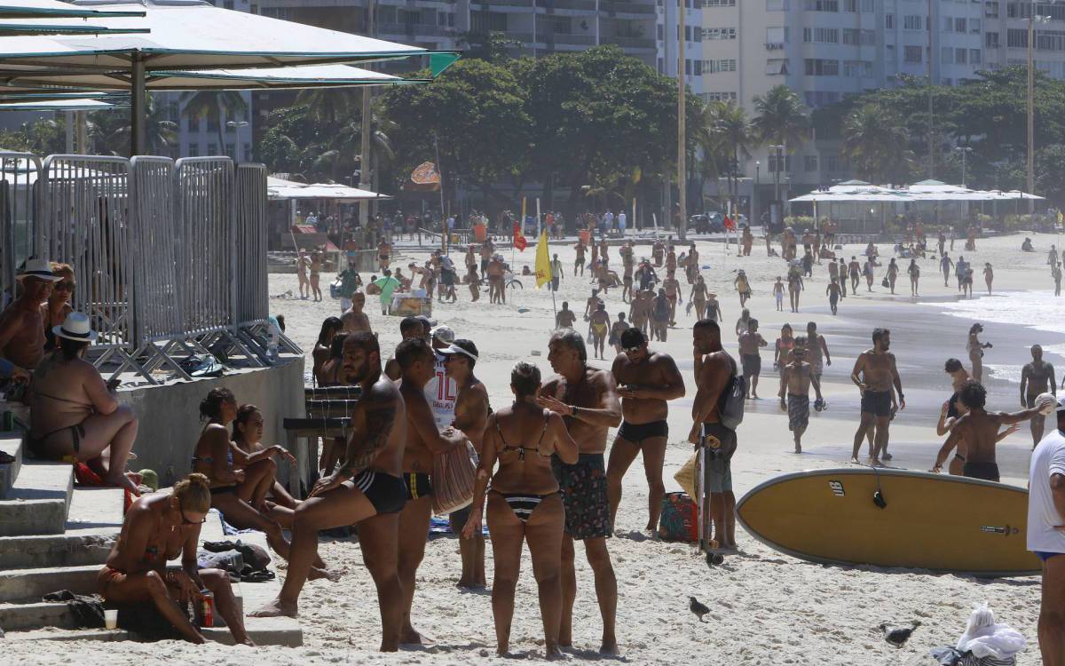 Geral - Movimenta&ccedil;ao nas praias da zona sul do Rio de Janeiro, na manha de hoje. Na foto, Praia de Copacabana, proximo ao posto 6.