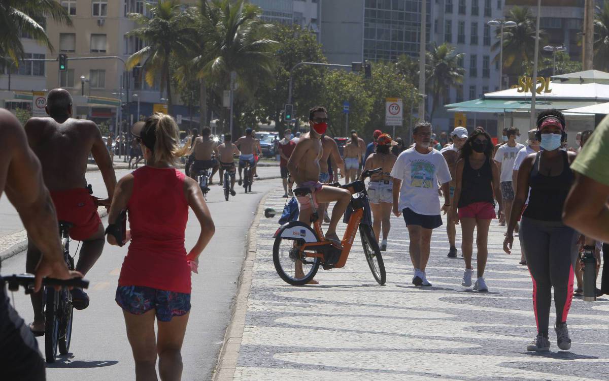 Geral - Movimenta&ccedil;ao nas praias da zona sul do Rio de Janeiro, na manha de hoje. Na foto, Praia de Copacabana, proximo ao posto 6.
