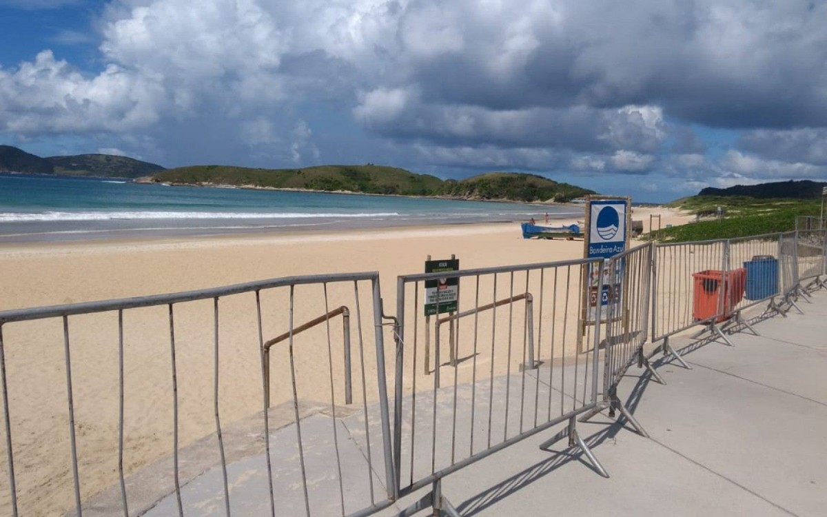 Praia do Per&oacute;, em Cabo Frio, tamb&eacute;m est&aacute; proibido acesso e perman&ecirc;ncia, mas banhistas insistem em desobedecer