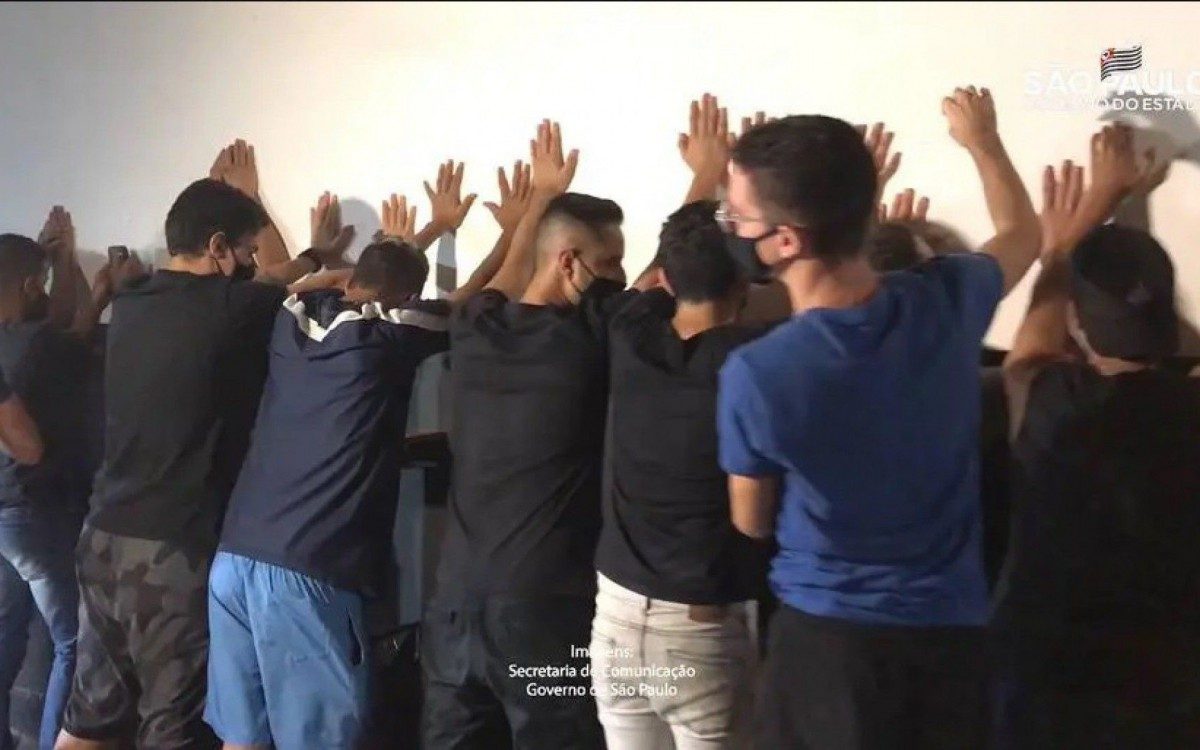 Fiscaliza&ccedil;&atilde;o feita na noite desta sexta-feira tamb&eacute;m abordou 102 pontos de aglomera&ccedil;&atilde;o