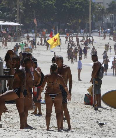 Geral - Movimentaçao nas praias da zona sul do Rio de Janeiro, na manha de hoje. Na foto, Praia de Copacabana, proximo ao posto 6.