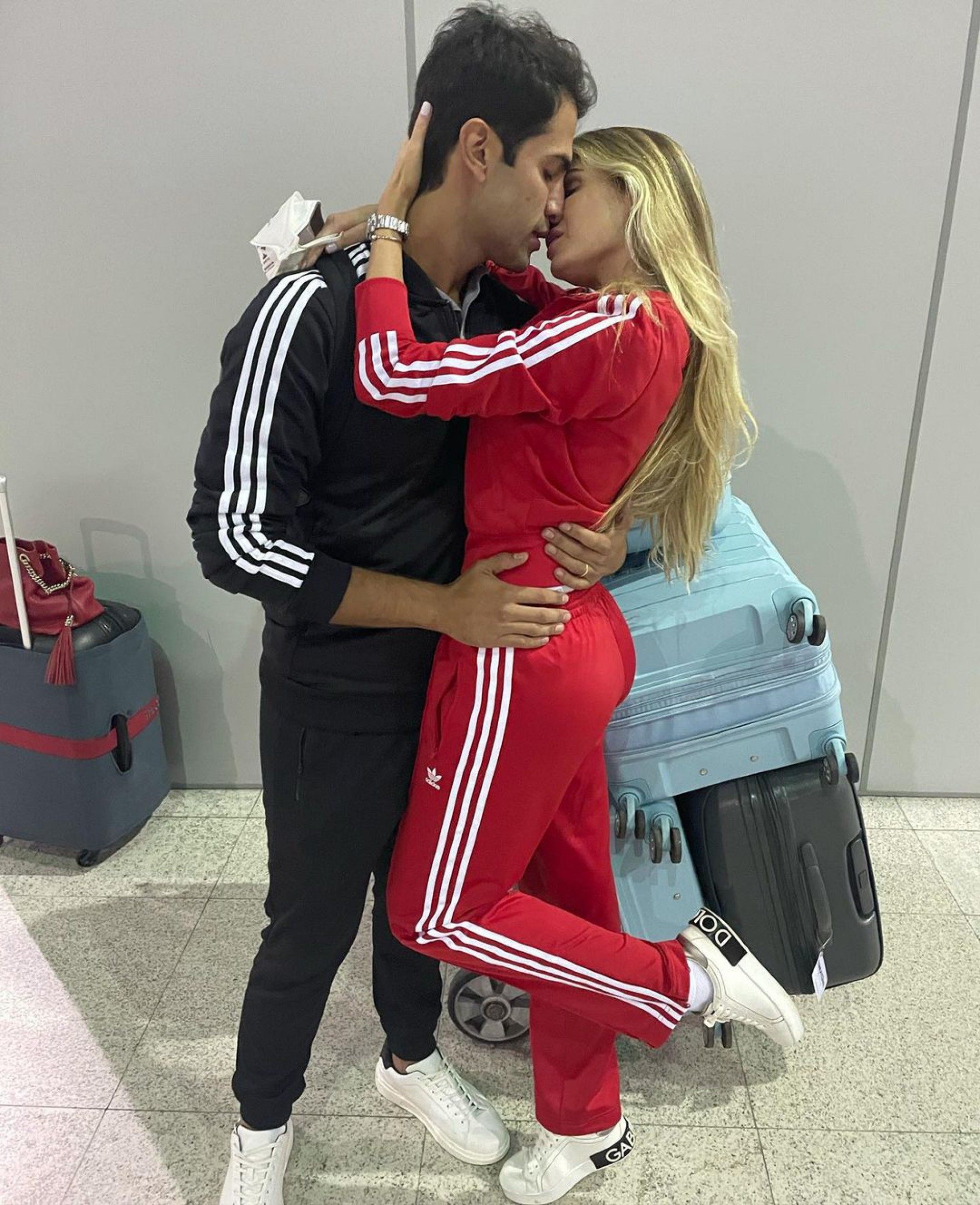 'V&atilde;o me desculpar, mas tem muita gente viajando', rebate B&aacute;rbara Evans ap&oacute;s cr&iacute;ticas por viagem