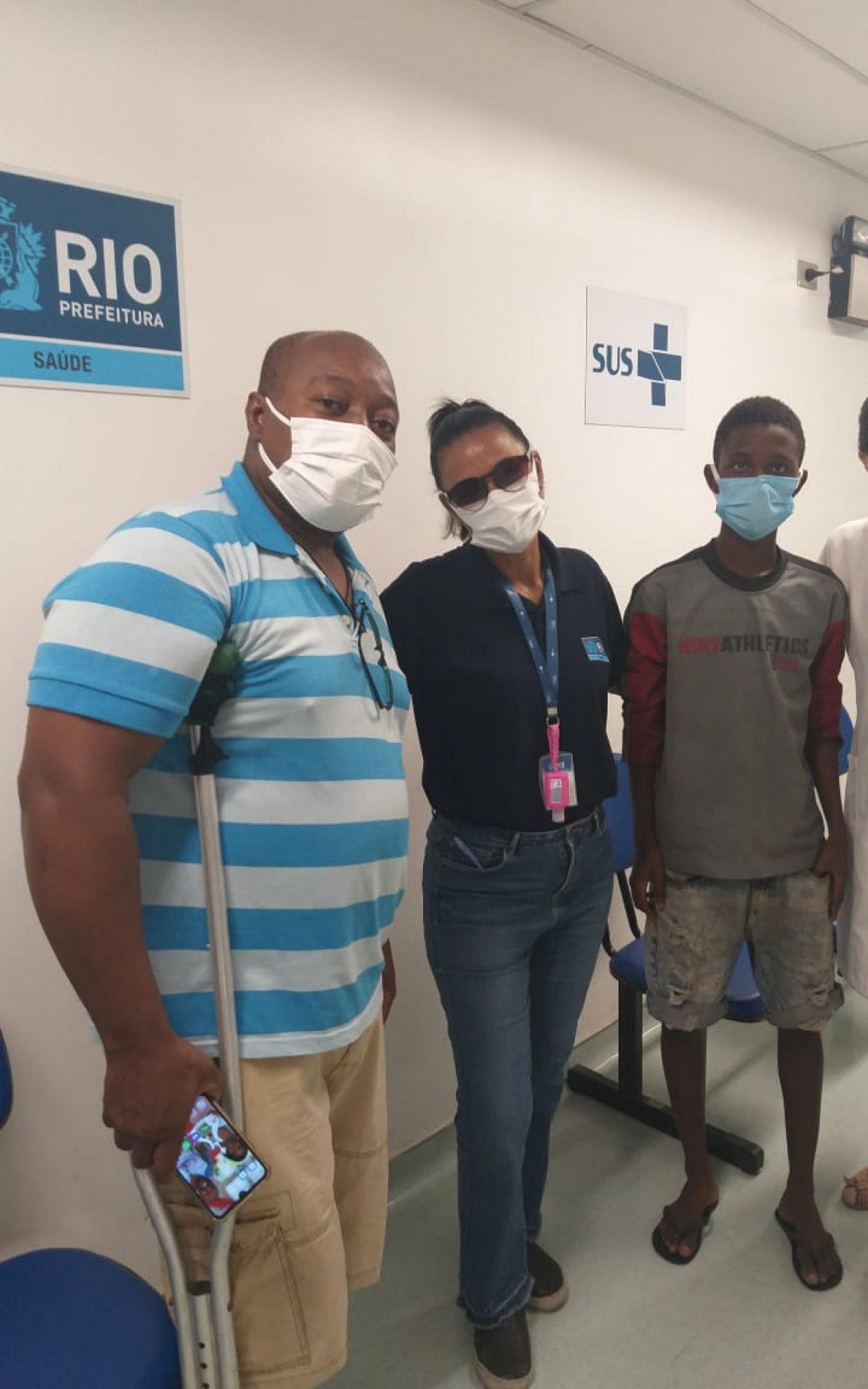 Vitor ao lado da m&eacute;dica, da enfermeira e do pai, ap&oacute;s ser localizado na cl&iacute;nica da fam&iacute;lia    