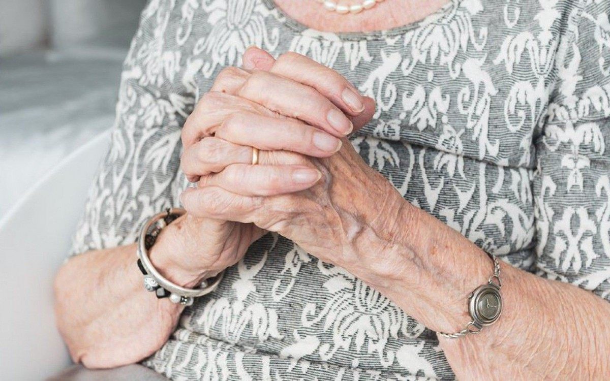 A idosa entregou o bilhete aos funcion&aacute;rios do posto durante a sua vacina&ccedil;&atilde;o