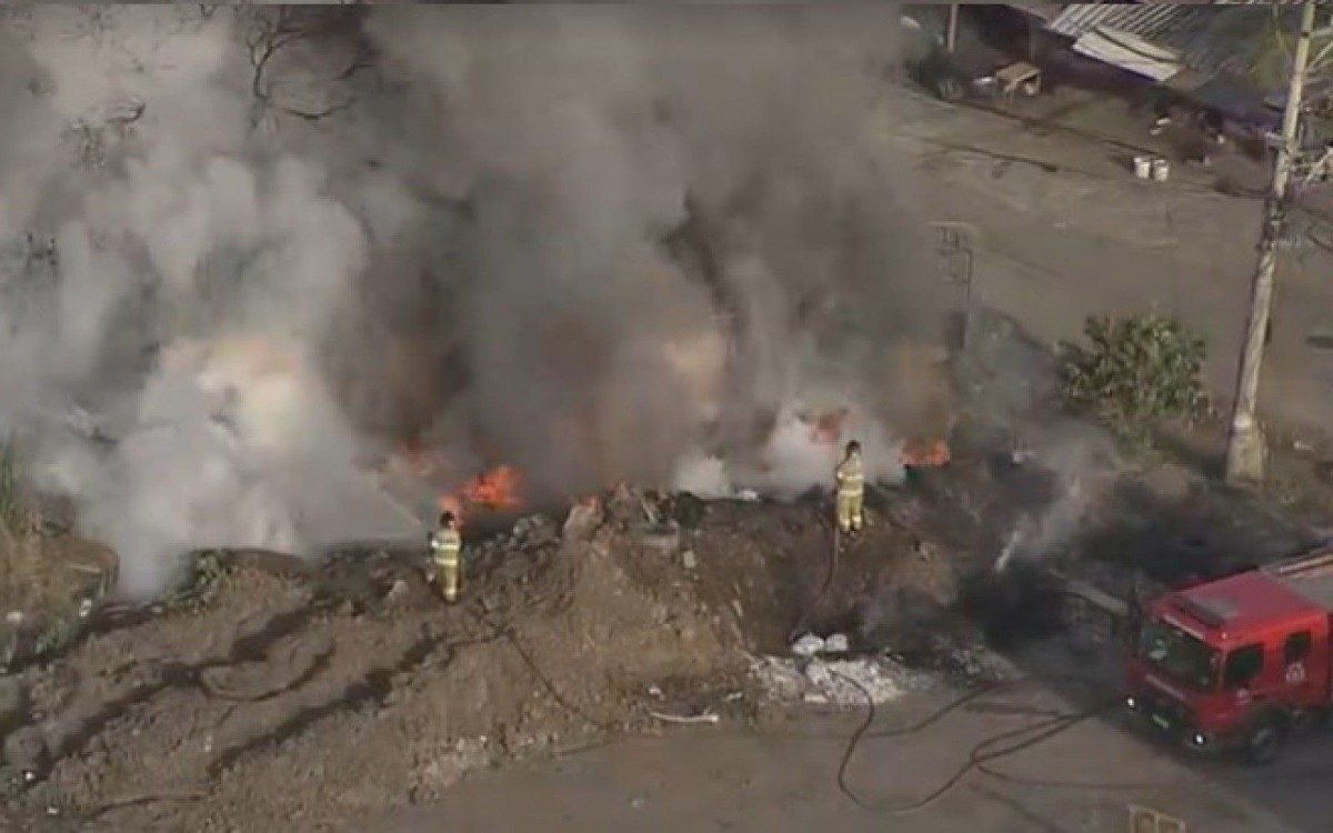 Inc&ecirc;ndio atinge posto de gasolina abandonado em Inha&uacute;ma