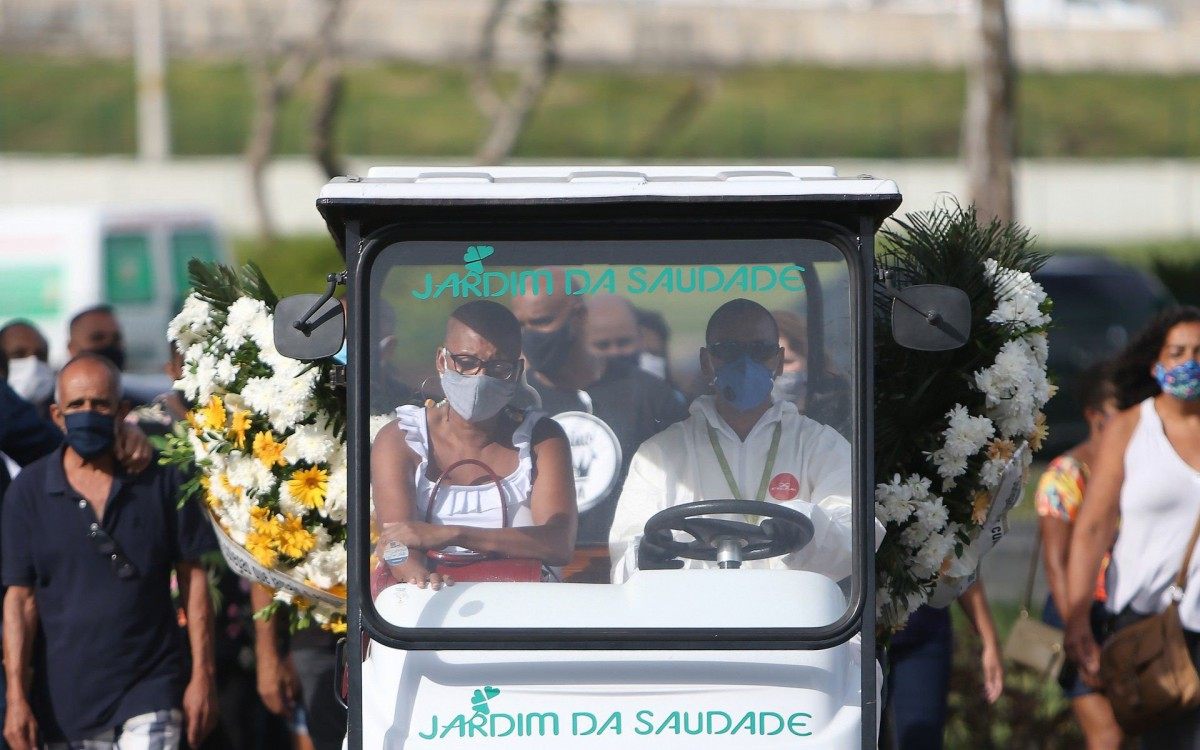 Enterro do porteiro  Jorge Jos&eacute; Ferreira, de 57 anos, que foi agredido pelo motoboy Marcus Vin&iacute;cius Gomes Corr&ecirc;a. Cemit&eacute;rio Jardim Saudade, Sulacap.