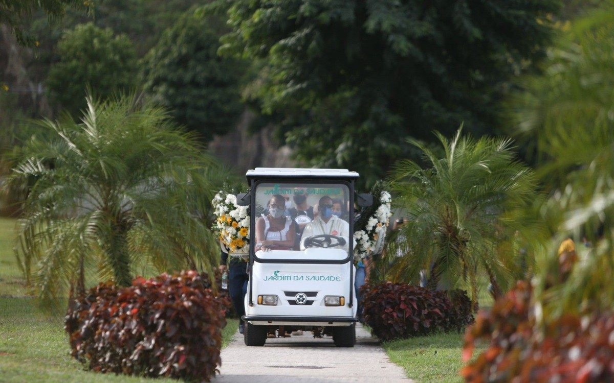 Enterro do porteiro  Jorge Jos&eacute; Ferreira, de 57 anos, que foi agredido pelo motoboy Marcus Vin&iacute;cius Gomes Corr&ecirc;a. Cemit&eacute;rio Jardim Saudade, Sulacap.
