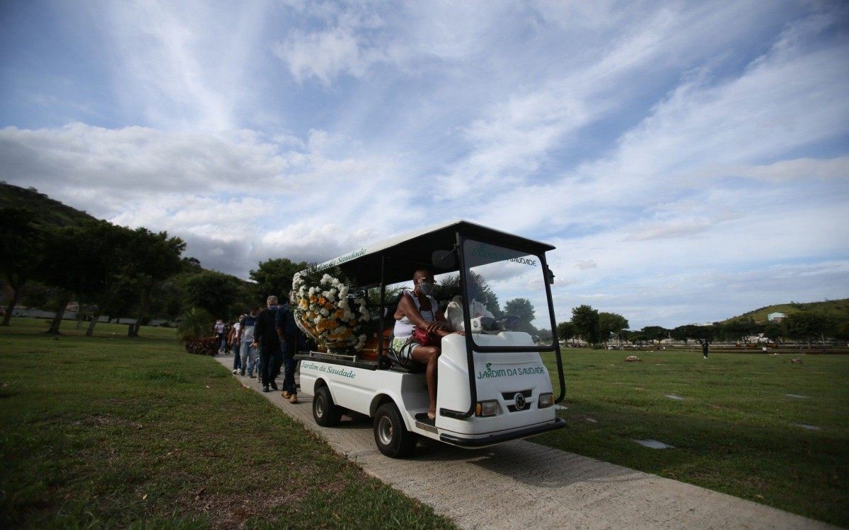 Enterro do porteiro  Jorge Jos&eacute; Ferreira, de 57 anos, que foi agredido pelo motoboy Marcus Vin&iacute;cius Gomes Corr&ecirc;a. Cemit&eacute;rio Jardim Saudade, Sulacap.