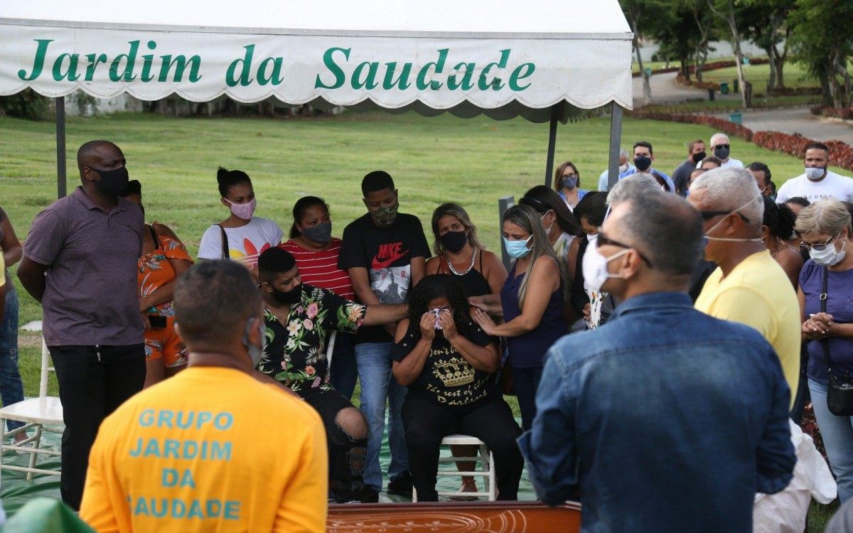 Enterro do porteiro  Jorge Jos&eacute; Ferreira, de 57 anos, que foi agredido pelo motoboy Marcus Vin&iacute;cius Gomes Corr&ecirc;a. Cemit&eacute;rio Jardim Saudade, Sulacap.