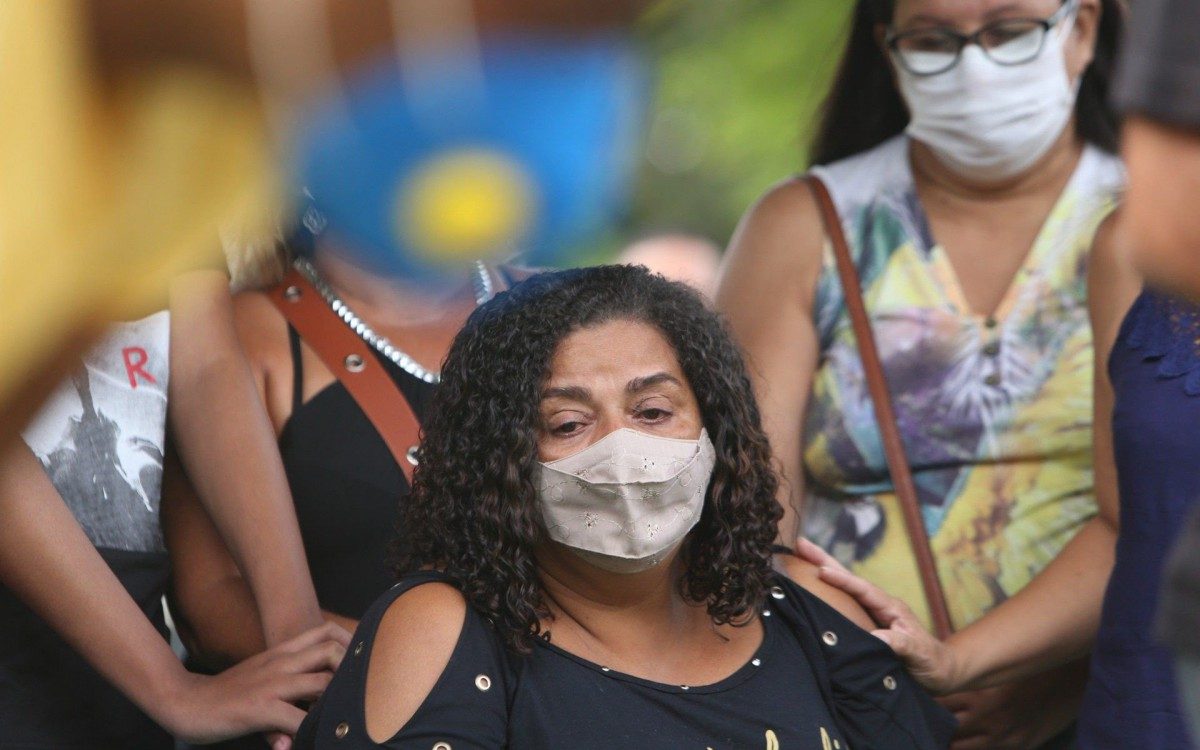 Enterro do porteiro  Jorge Jos&eacute; Ferreira, de 57 anos, que foi agredido pelo motoboy Marcus Vin&iacute;cius Gomes Corr&ecirc;a. Cemit&eacute;rio Jardim Saudade, Sulacap.