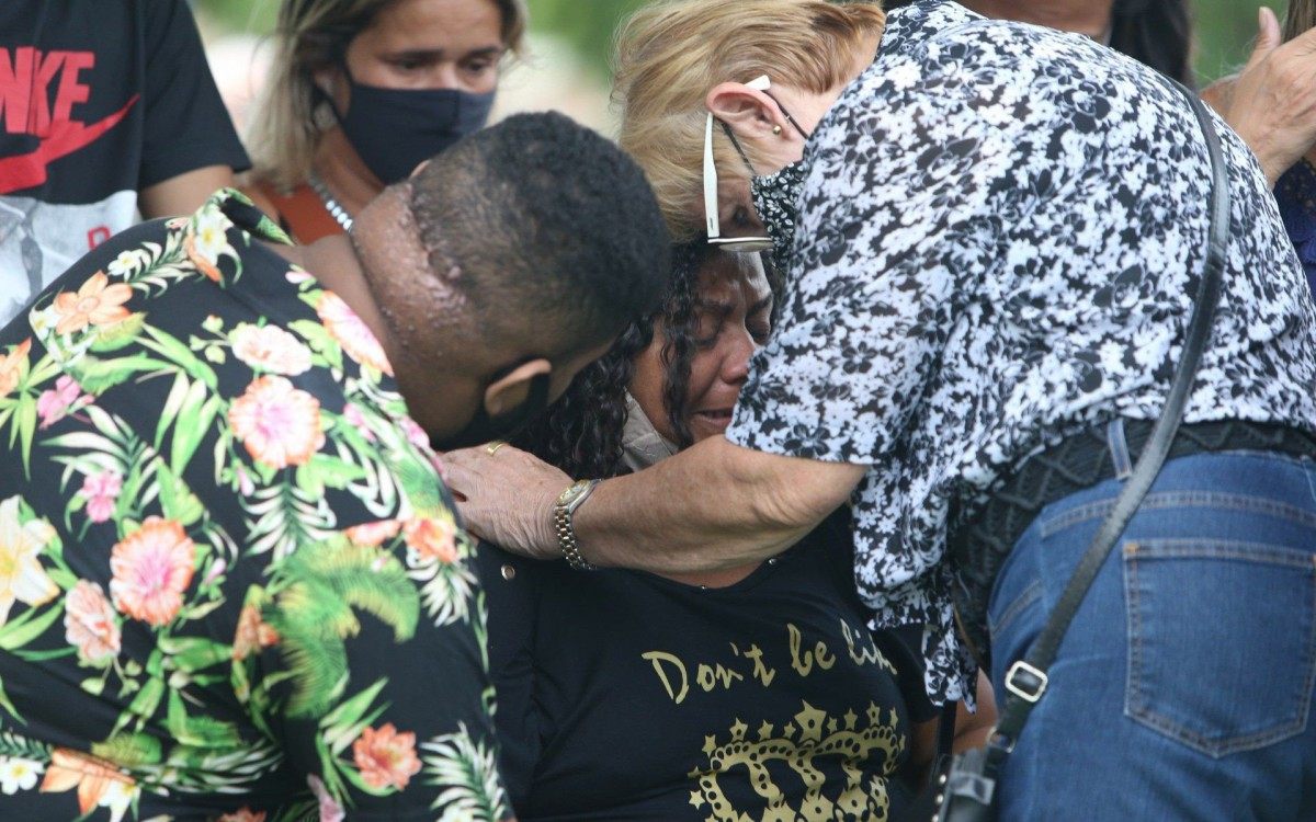 Enterro do porteiro  Jorge Jos&eacute; Ferreira, de 57 anos, que foi agredido pelo motoboy Marcus Vin&iacute;cius Gomes Corr&ecirc;a. Cemit&eacute;rio Jardim Saudade, Sulacap.