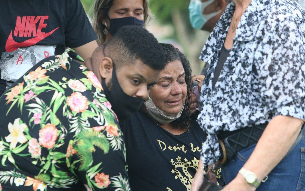 Enterro do porteiro  Jorge Jos&eacute; Ferreira, de 57 anos, que foi agredido pelo motoboy Marcus Vin&iacute;cius Gomes Corr&ecirc;a. Cemit&eacute;rio Jardim Saudade, Sulacap.