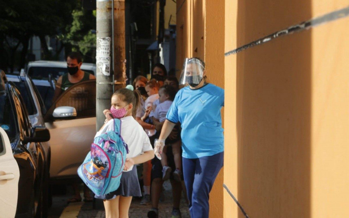 Decis&atilde;o da Justi&ccedil;a do Rio suspende retorno das aulas presenciais na capital. Escolas particulares foram pegas de surpresa