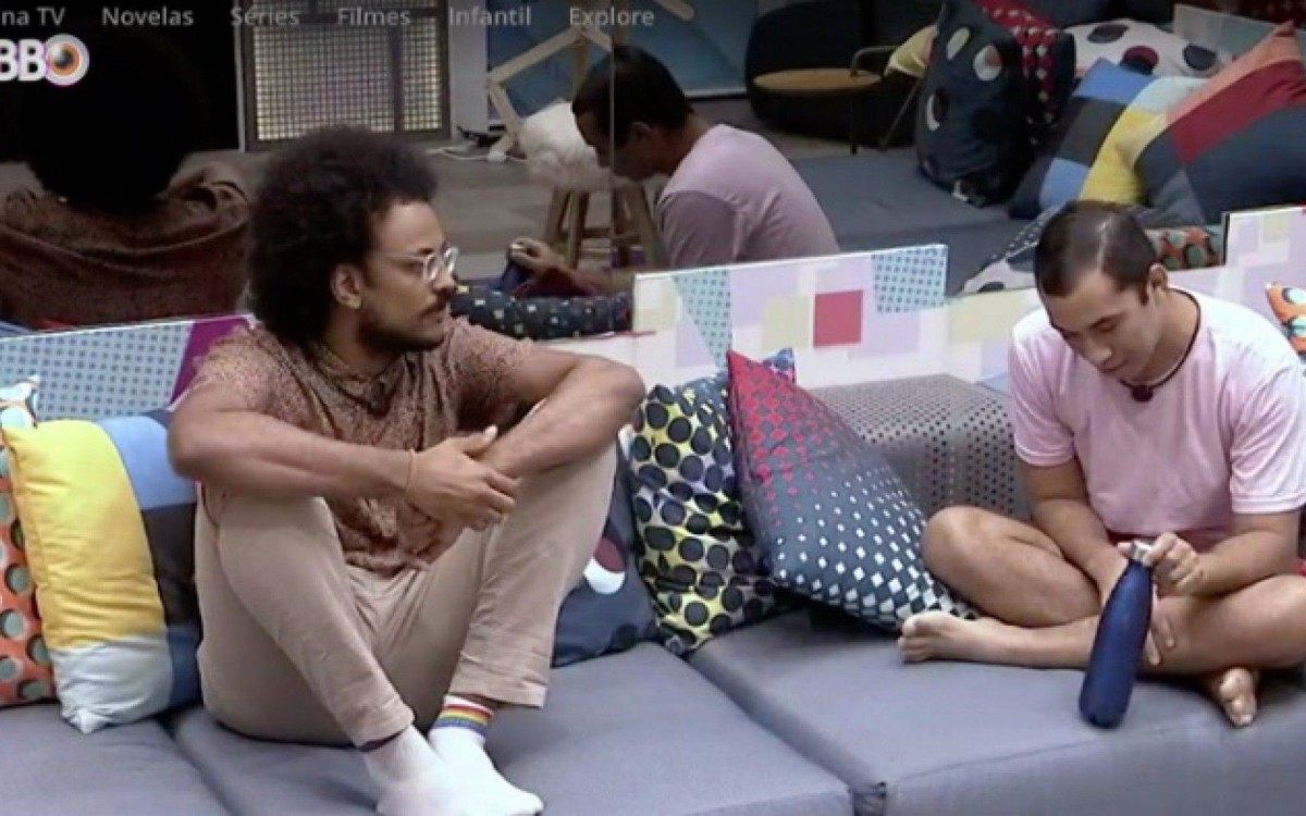 Jo&atilde;o diz para Gil que n&atilde;o entendeu Juliette continuar conversando com os Basti&otilde;es ap&oacute;s ter recebido o voto deles