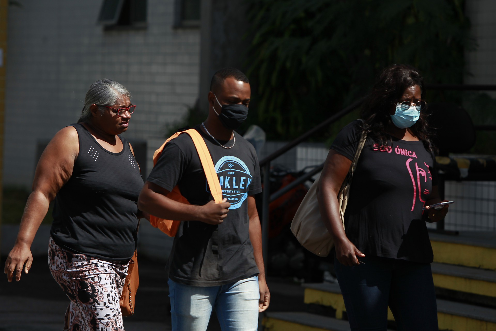 Rio de Janeiro 05/04/2021 - Familiares da Jéssica dos Santos Souza morta após ser baleada durante assalto dentro de trem no Rio, familiares chega ao IML para liberaçãodo corpo. Foto: Luciano Belford/Agencia O Dia - Luciano Belford/Agencia O Dia