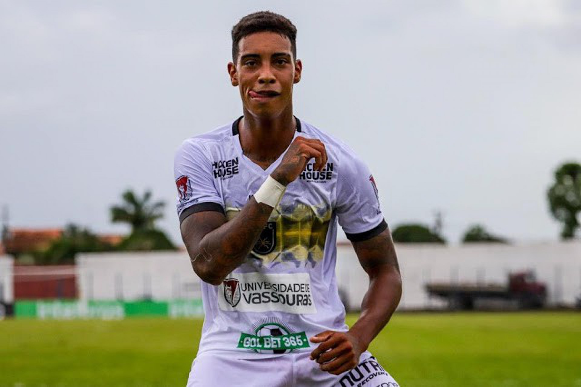 Entenda como o Goiás venceu a concorrência de clubes da Série A e se curvou ao Volta Redonda para contratar Alef Manga
