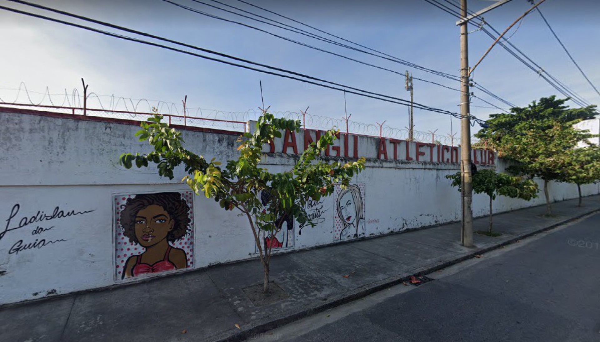 Homem furta chuteiras de jogadores no Estádio de Moça Bonita, em Bangu