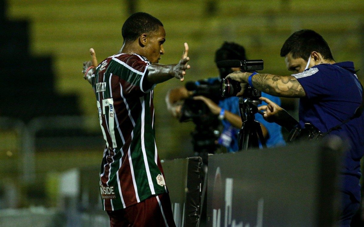 Kayky, de 17 anos, marcou o primeiro gol como profissional em sua estreia como titular no Fluminense